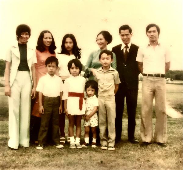 Hình gia đình tác giả Nguyễn Ngọc Bảo với bố mẹ và 8 người con tại trại Fort Chaffee trong hồ sơ xin bảo lãnh