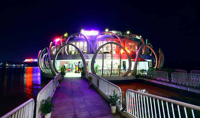 Nhà hàng hình bông sen khổng lồ nằm trên sông Hương