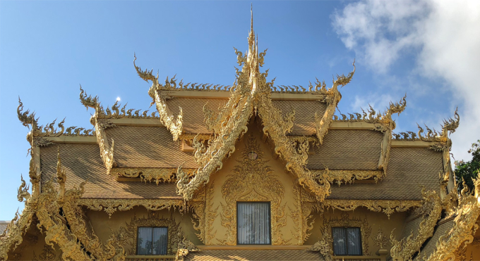 Nhà vệ sinh công cộng đẹp như cung điện dát vàng