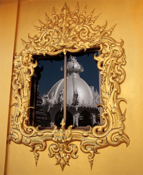 Nhà vệ sinh công cộng đẹp như cung điện dát vàng