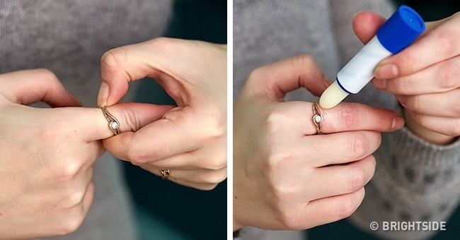 Thoa một chút son dưỡng môi lên chiếc nhẫn bị chật để tháo ra dễ dàng hơn.