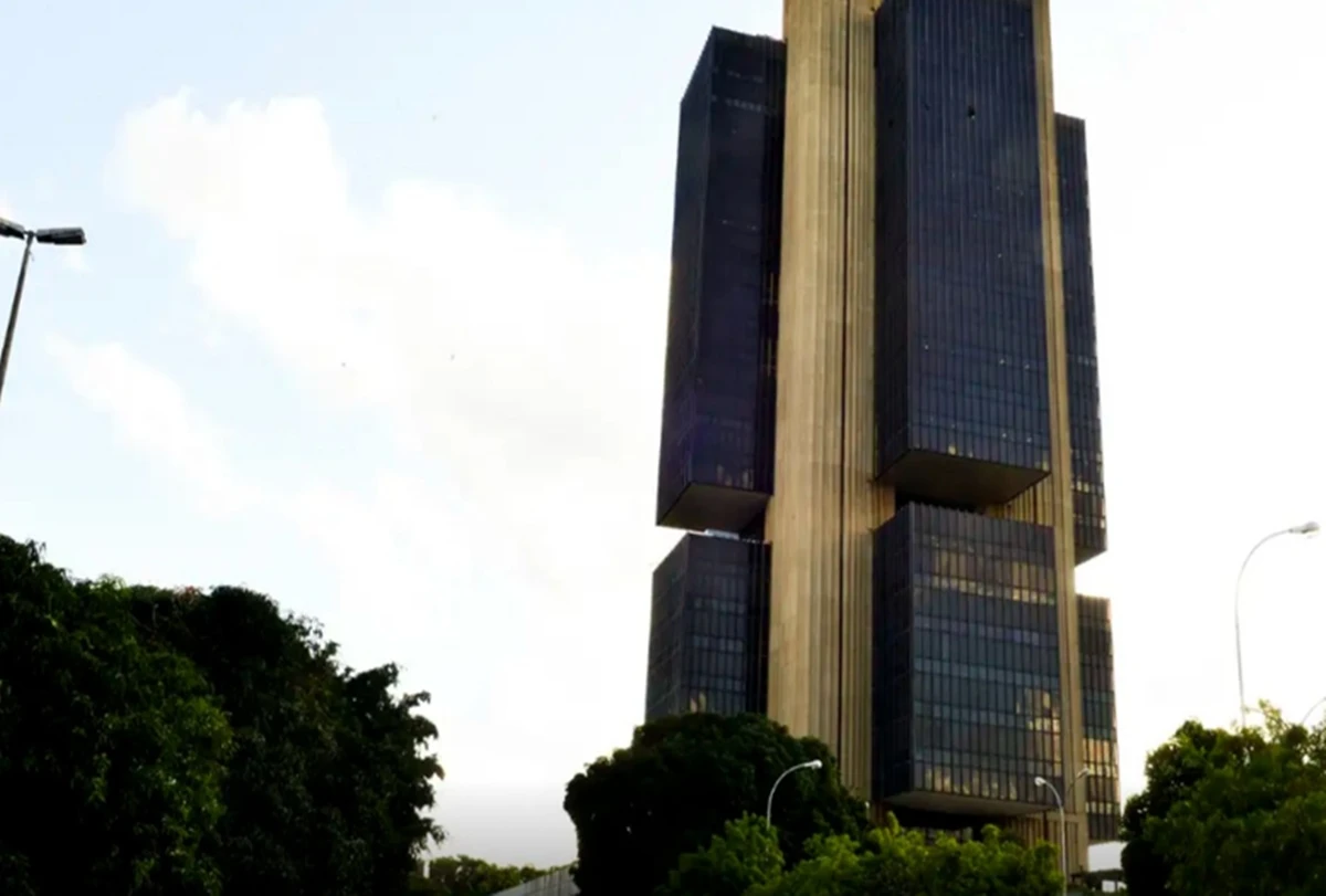 Imagem colorida da fachada do Banco Central (Bacen) - Metrópoles