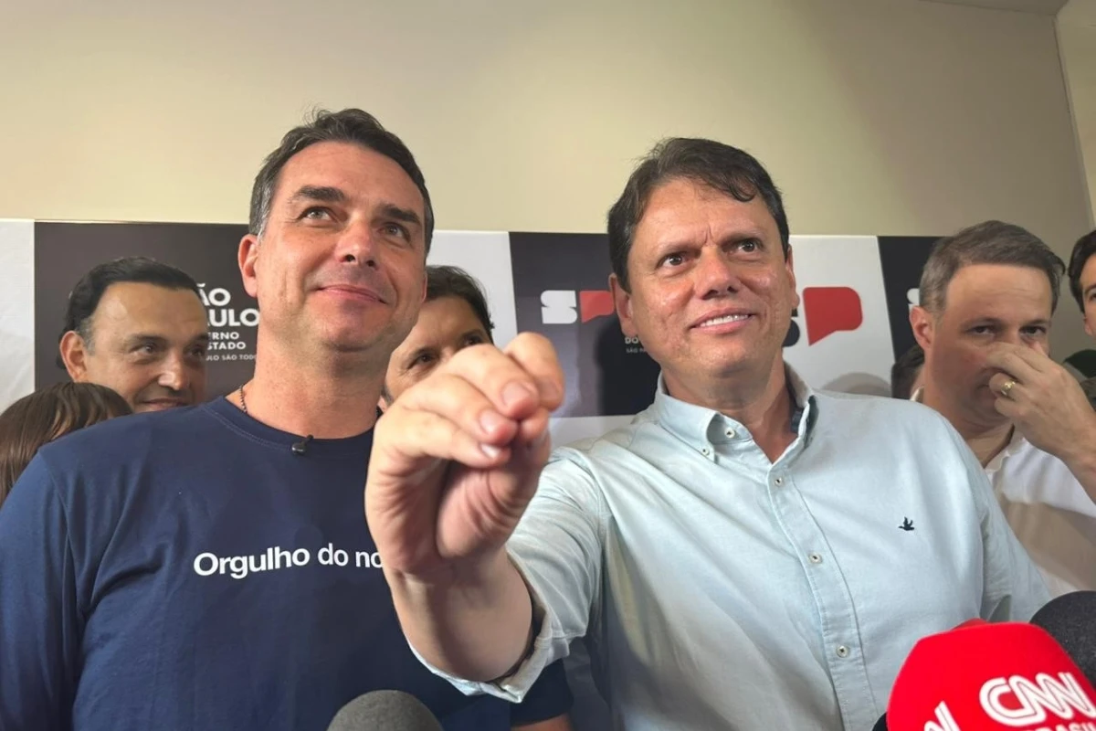 Imagem colorida de Flávio Bolsonaro e Tarcísio de Freitas. Metrópoles