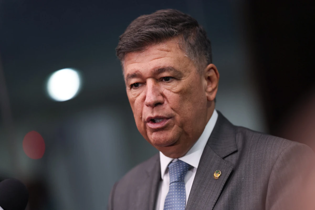 imagem colorida do Presidente da CPMI do INSS, Carlos Viana