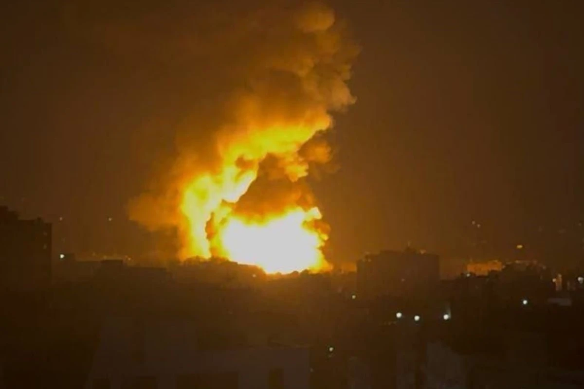 Foto colorida de explosão após Israel bombardear sede da TV estatal do Irã em nova onda de ataques - Metrópoles