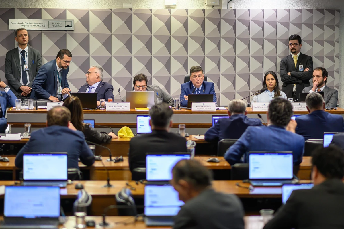 CPMI do INSS ouve, Aline Bárbara Mota de Sá Cabral, ex-secretária de Antônio Carlos Camilo Antunes, conhecido como “Careca do INSS”, em depoimento no Senado Metrópoles 1