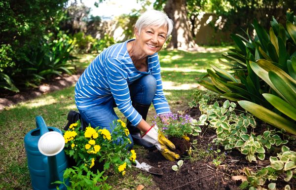 Adopter les bonnes postures pour jardiner et préserver son dos