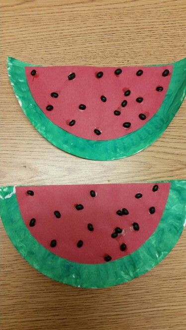 Cute and easy preschool watermelon craft. Paint, construction paper. paper plates and nlack beans. From the Firefly class.