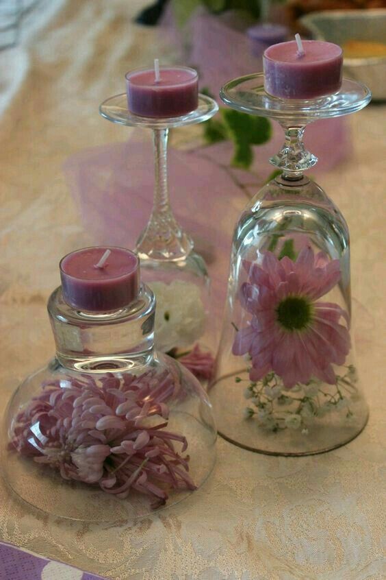 Esta es una idea increíble y super romántica, decorar tus mesas con copas, pero que lleven una velita en la parte de arriba y una flor abajo, en el interior de la copa.