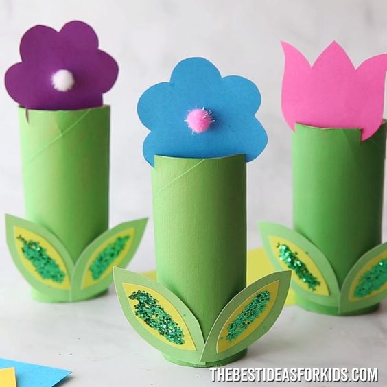 TOILET PAPER ROLL FLOWERS ���� - such a fun spring craft for kids! An easy spring craft to make with preschoolers or kindergarten classes. #bestideasforkids