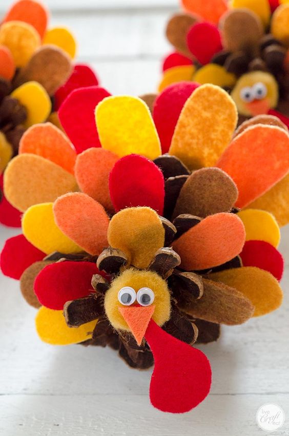 thanksgiving turkeys with felt and pinecones :: the perfect thanksgiving decoration or place card holder!