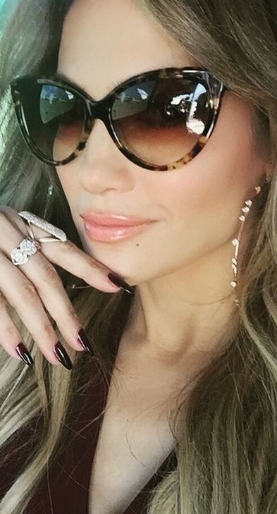 Who made  Jennifer Lopez's brown cat sunglasses?