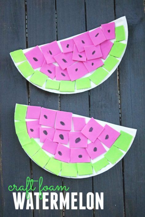 Easy summer craft for preschool and toddlers. This watermelon craft is perfect for kids to work on their fine motor skills.  #summercraft #watermeloncraft #artsandcraftsforkids