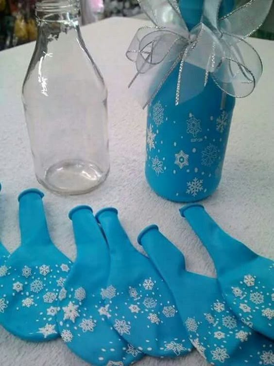 Cover Bottles or Jars with Decorative Balloons. What an easy and creative idea! These blue blloons with white snowflakes are perfect for your Frozen party!