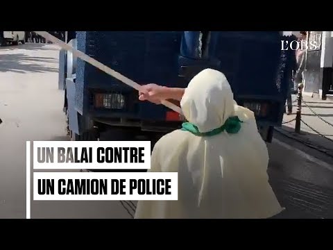 Algérie : l'image marquante de la manifestante au balai, seule face à la police