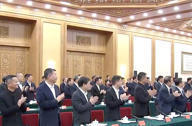 Empreendedores de tecnologia participam de um simpósio com o presidente chinês Xi Jinping e o premiê Li Qiang em Pequim em 17 de fevereiro. Essa nova geração normalmente tem um propósito maior na vida que está alinhado com a definição da China de modernização ao estilo chinês. Foto: Capturada da CCTV