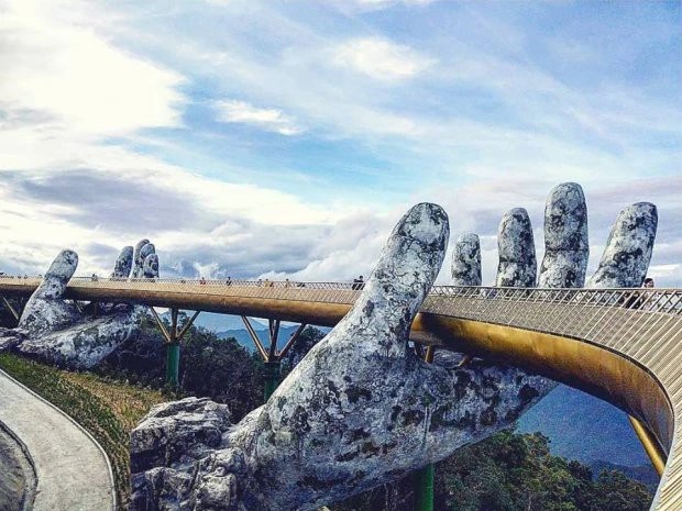 Ngắm tiên cảnh từ cây cầu vàng được nâng đỡ bởi đôi bàn tay khổng lồ siêu ấn tượng ở Đà Nẵng - Ảnh 2.
