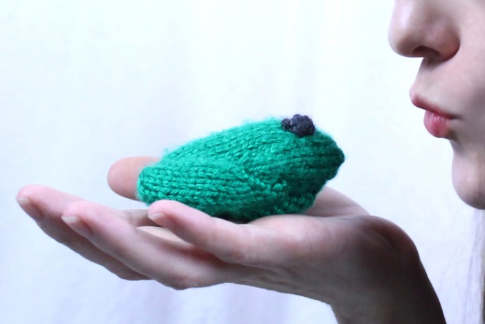 Little frog knitting pattern, free from Liz Chandler @PurlsAndPixels