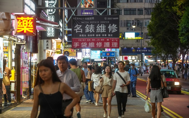 Pessoas passam por empresas na Russel Street em Causeway Bay em 26 de setembro de 2024. Foto: Sun Yeung