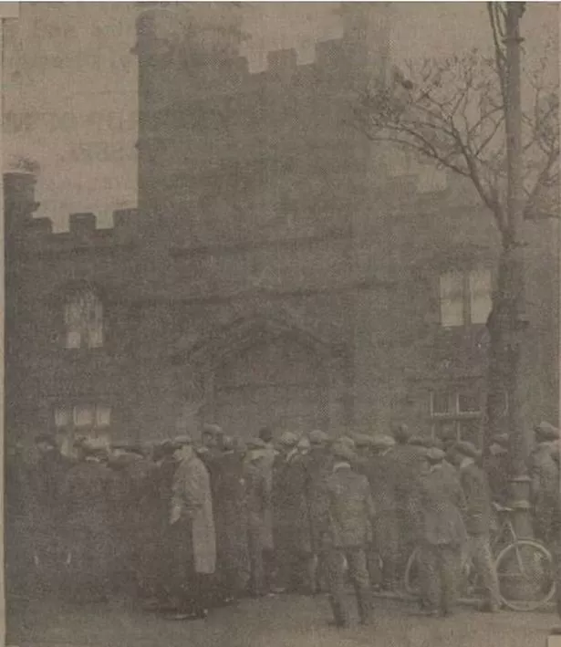 Crowds outside Hull Prison at the time of an execution