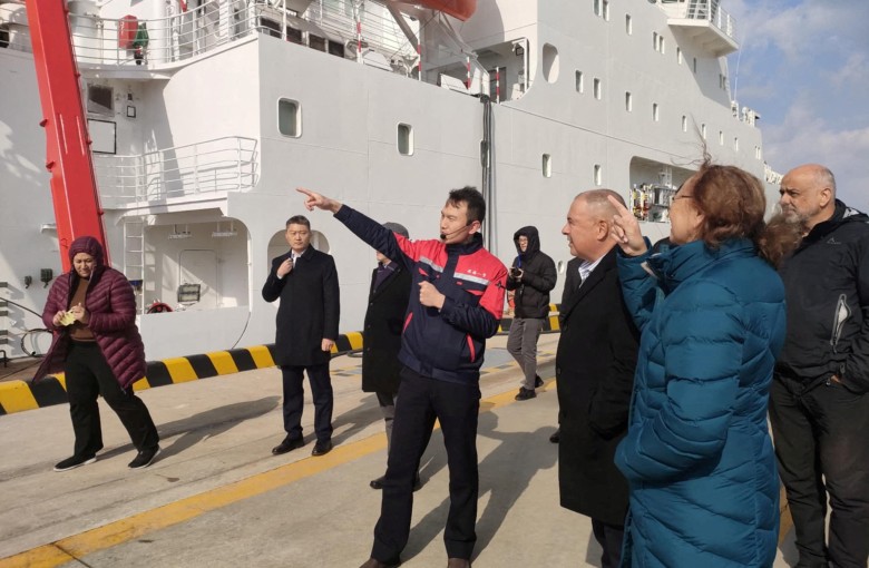 O primeiro-ministro das Ilhas Cook, Mark Brown, visita o National Deep Sea Centre em Qingdao, China, nesta foto divulgada em 12 de fevereiro de 2025. Foto: Mark Brown, primeiro-ministro das Ilhas Cook / Facebook via Reuters