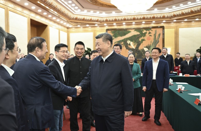 O presidente chinês Xi Jinping aperta a mão do fundador da Huawei, Ren Zhengfei, em um simpósio que reuniu os principais empreendedores de tecnologia do país em 17 de fevereiro. Foto: Xinhua