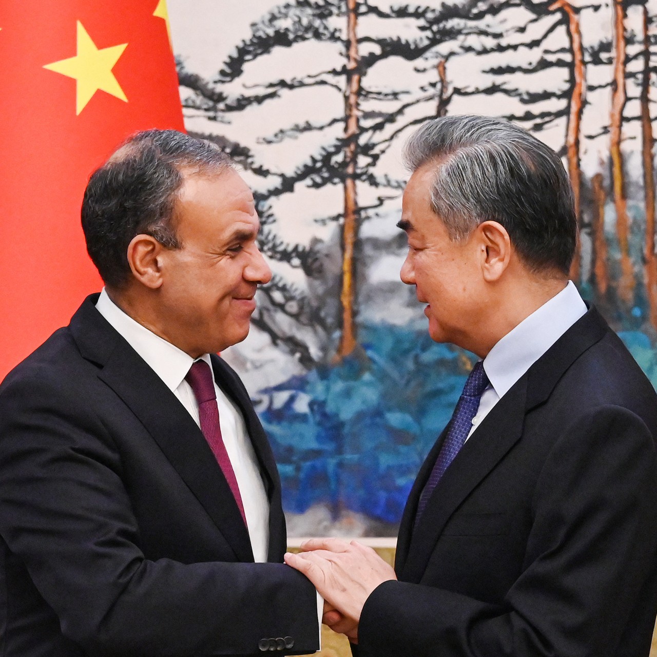 O Ministro das Relações Exteriores do Egito, Badr Abdelatty (à esquerda) e seu colega chinês Wang Yi falaram por telefone no sábado. Foto: AFP