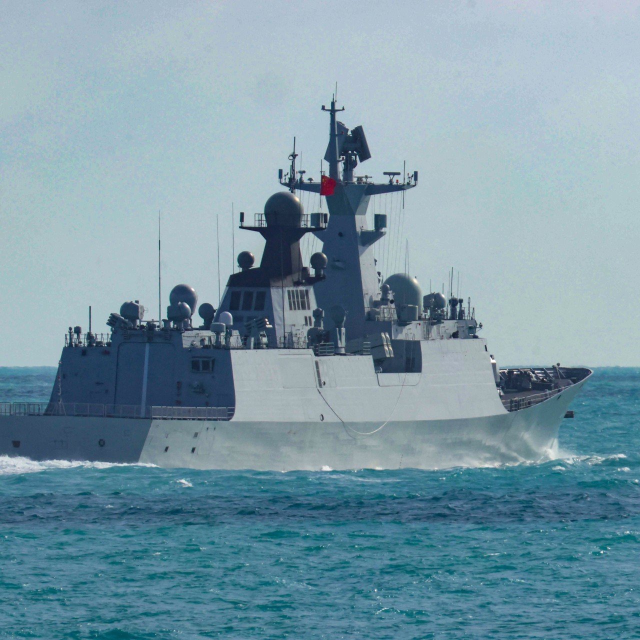 Fragata da Marinha do PLA, a Hengyang, parte de um grupo de trabalho que opera no nordeste da Austrália, conforme fotografado em 11 de fevereiro. Foto: Distribuição via AFP