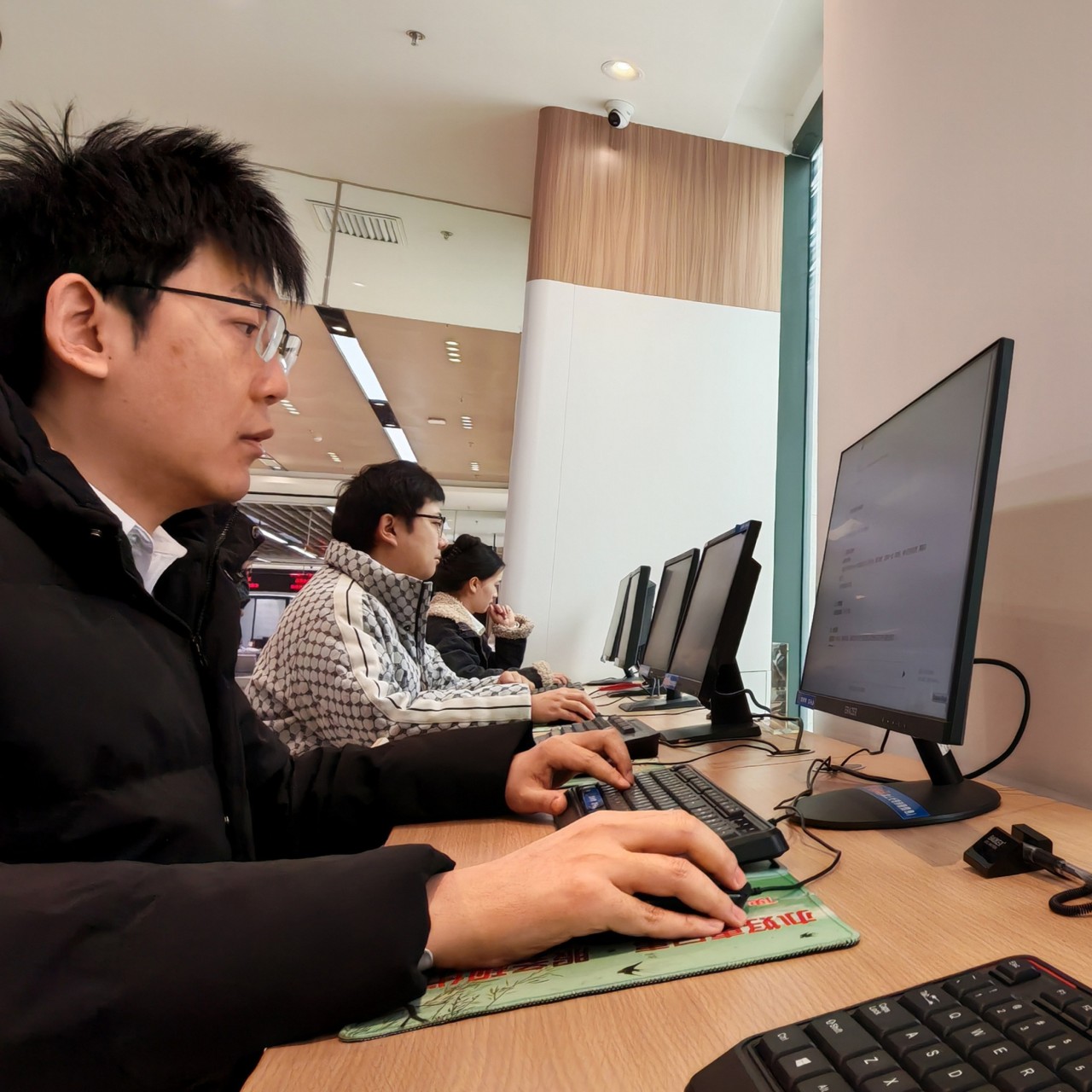 À medida que os governos locais na China adotam a mais recente tecnologia de IA, muitos trabalhadores temem que ela possa deixá-los sem empregos. Foto: CCTV