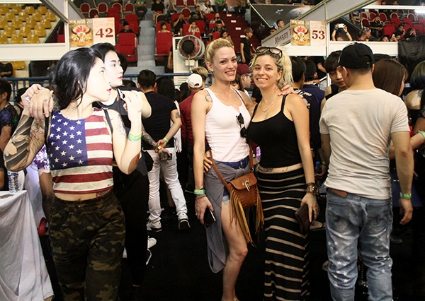 Thiếu nữ nước ngoài cũng rủ nhau ghé thăm Đại hội xăm quốc tế tại Hà Nội.