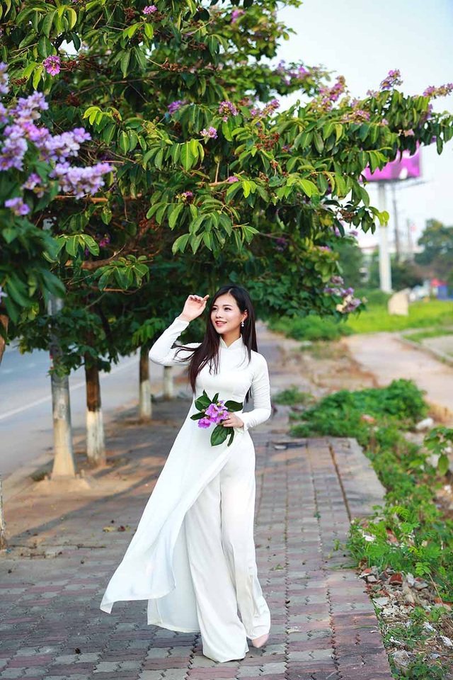 Thiếu nữ Hà thành đẹp dịu dàng bên hoa bằng lăng - 3 Được biết hiện tại Song Ngân xuất sắc giành được tấm vé bước vào chung kết cuộc thi Hoa khôi sắc đẹp quyền năng 2018. Trước đó cô gái sinh năm 1993 từng được biết đến khi giành được một số thành tích như Top 20 cuộc thi Qúy cô công sở 2015, Á quân cuộc thi Mr & Ms VTC 2017, Top 20 cuộc thi The Beauty 2017,...