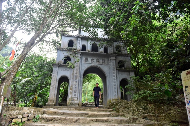 Kỳ lạ ngôi chùa cổ 1000 năm, tọa lạc trong lòng hang động ở Ninh Bình - 1