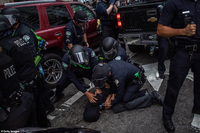 Mỹ: Người biểu tình tấn công loạt cơ quan công quyền - 18