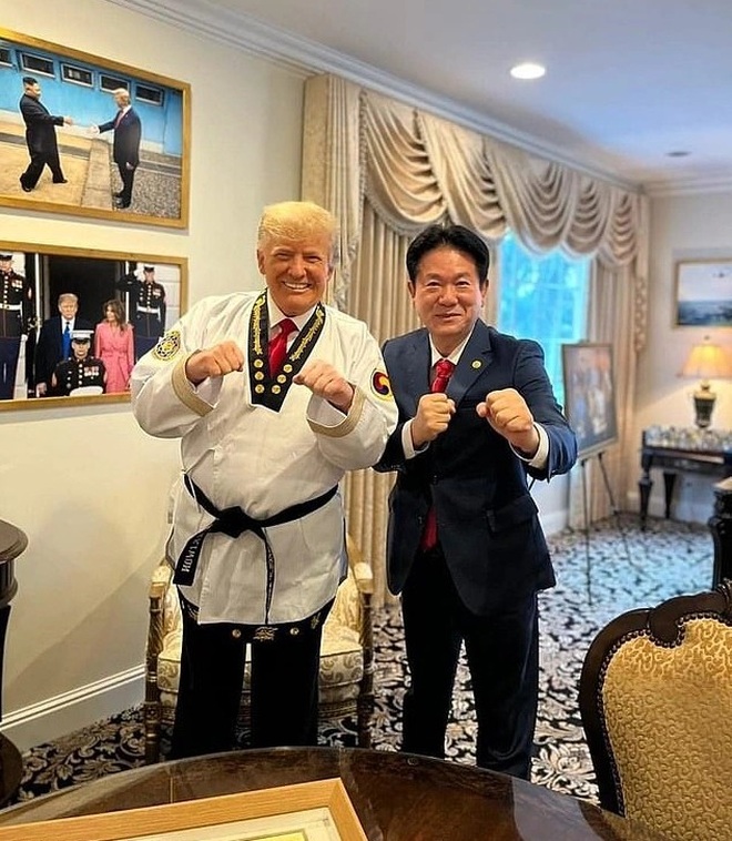 Ông Trump mặc võ phục Taekwondo nhận đai đen cấp cao nhất - 1