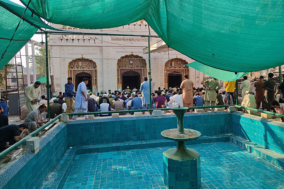 Пятничный намаз в мечети Сунехри