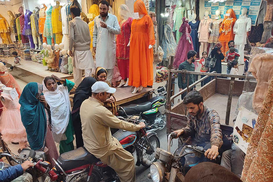 Движение в Лахоре очень плотное и на улицах, особенно в Старом городе, часто возникают пробки