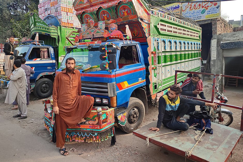 Пакистанцы буквально помешаны на украшении своих грузовиков и с гордостью рассказывают и показывают убранства автомобилей заинтересованным туристам 