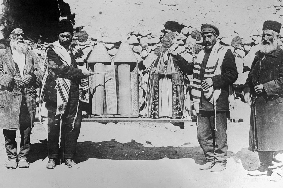 Представители еврейской общины с Торой и священными свитками в Тегеране, Иран, 6 марта 1923 года