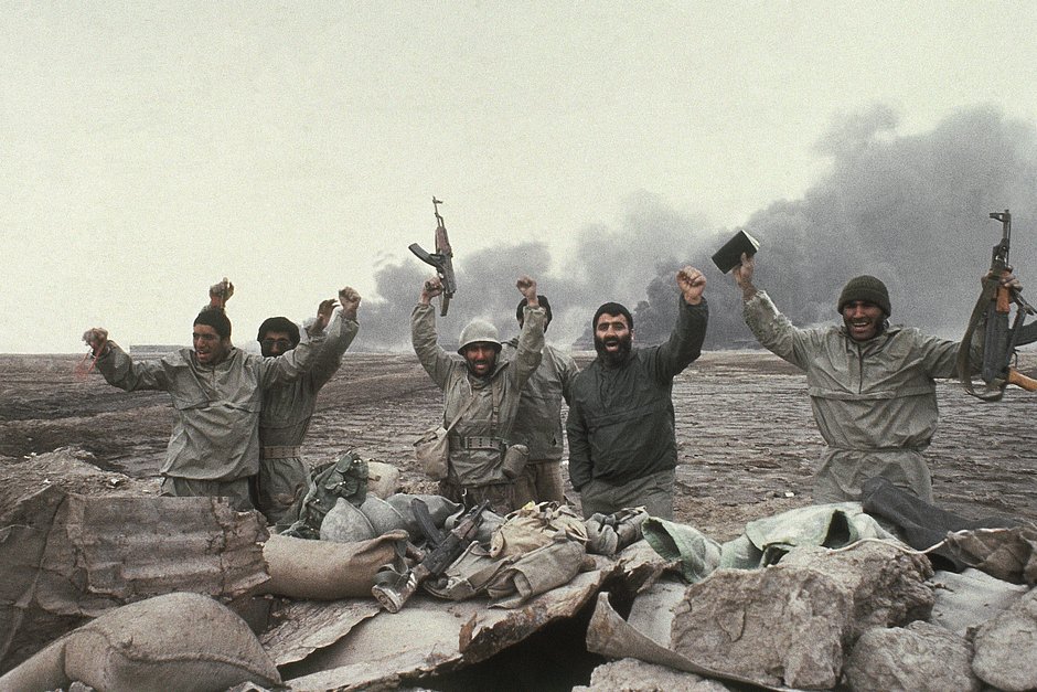 Иранские военные неподалеку от портового города Эль-Фао на западном берегу реки Шатт-эль-Араб на перешейке Персидского залива в Ираке, февраль 1986 года