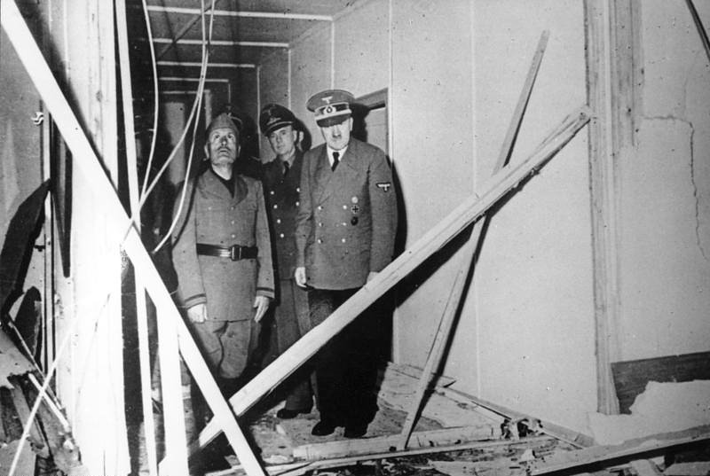 Гитлер показывает Муссолини последствия покушения, 20 июля 1944 года