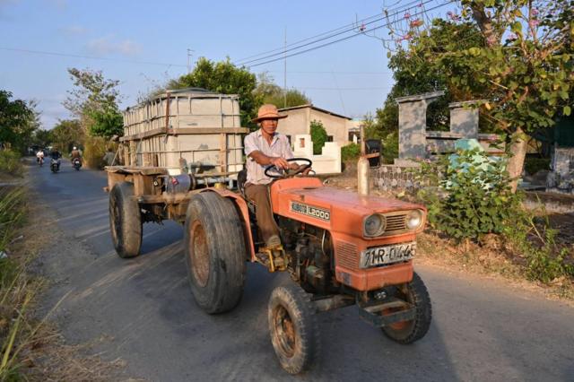 Một nông dân chở nước sạch đi bán tại tỉnh Bến Tre hồi giữa tháng 3/2024