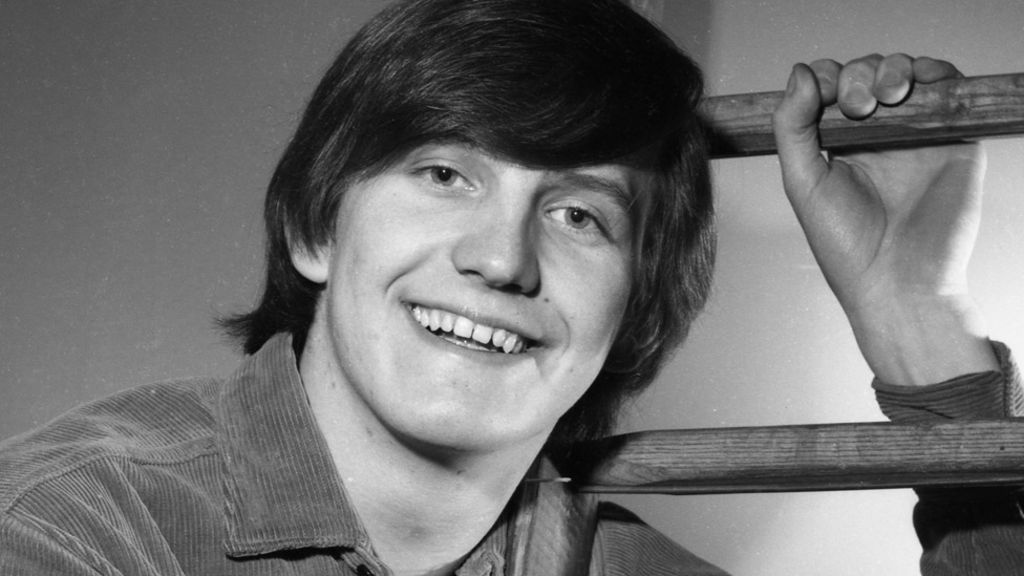 Wayne Fontana: 1960s pop star dies at 74 - BBC News
