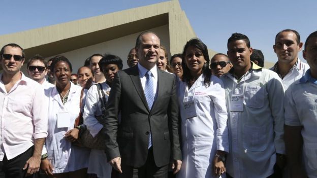Fotografia de 2016: o então ministro da Saúde Ricardo Barros recebe médicos do Mais Médicos, incluindo profissionais cubanos