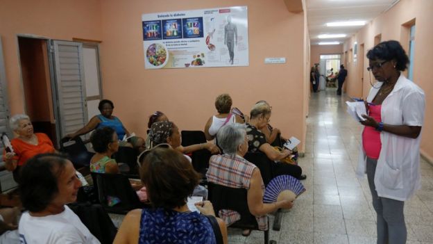 Pacientes aguardam em centro de saúde em Havana - a maioria são mulheres idosas, sentadas em bancos. Saída do Mais Médicos foi anunciada após críticas do presidente eleito Jair Bolsonaro (PSL).
