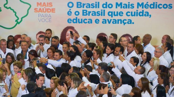 Fotografia de abril de 2016: então presidente Dilma Rousseff lança nova etapa do programa Mais Médicos e é cercada por profissionais do programa, alguns cubanos