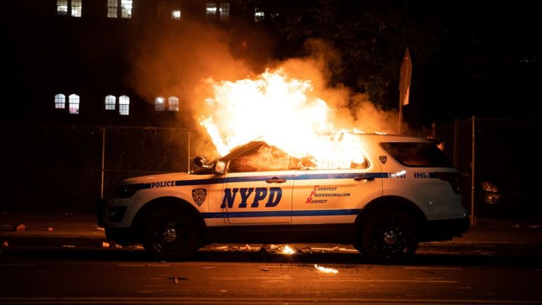 Xe cảnh sát bị đốt cháy ở New York