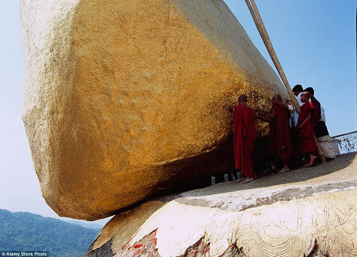 Hòn đá thiêng bằng vàng ở Myanmar và bí mật ẩn chứa bên trong - 7