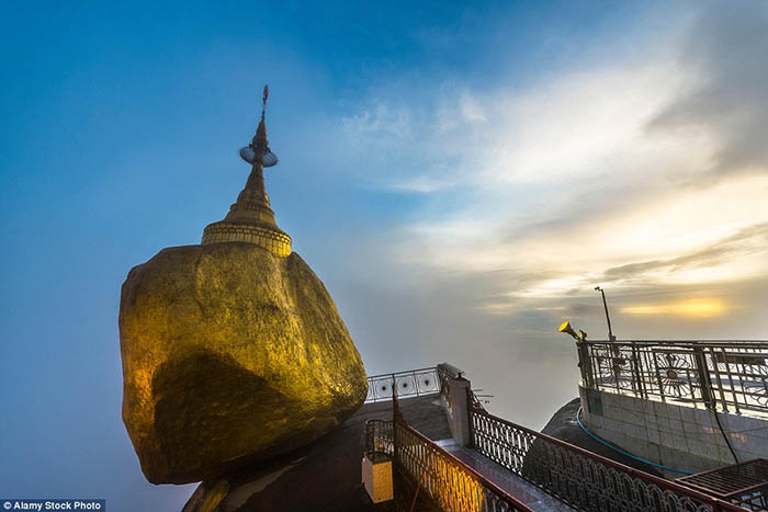 Hòn đá thiêng bằng vàng ở Myanmar và bí mật ẩn chứa bên trong - 9