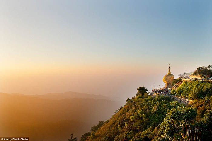 Hòn đá thiêng bằng vàng ở Myanmar và bí mật ẩn chứa bên trong - 10