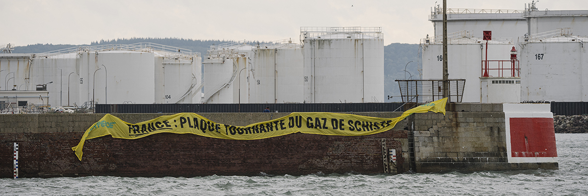 Banderole Greenpeace au port du Havre "France : plaque tournante du gaz de schiste"